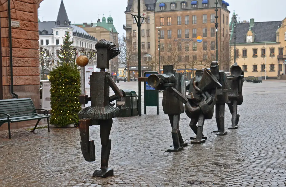 The bronze Optimist Orchestra in Malmö on a raining day
