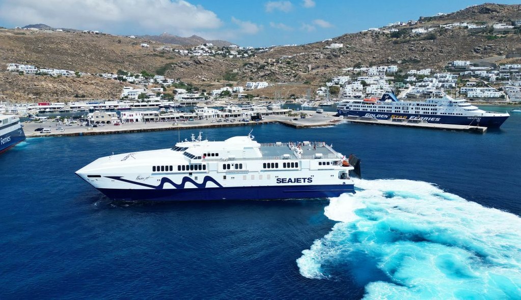 ferry arrives from athens to mykonos